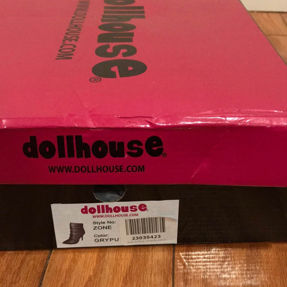 NWT Dollhouse grey and silver bootie - Size 9 - Picture 7 of 8